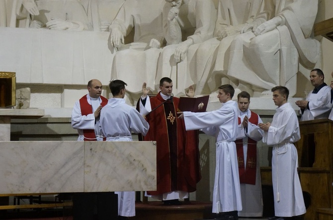 Liturgia Wielkiego Piątku w parafii NSPJ w Nowym Targu 