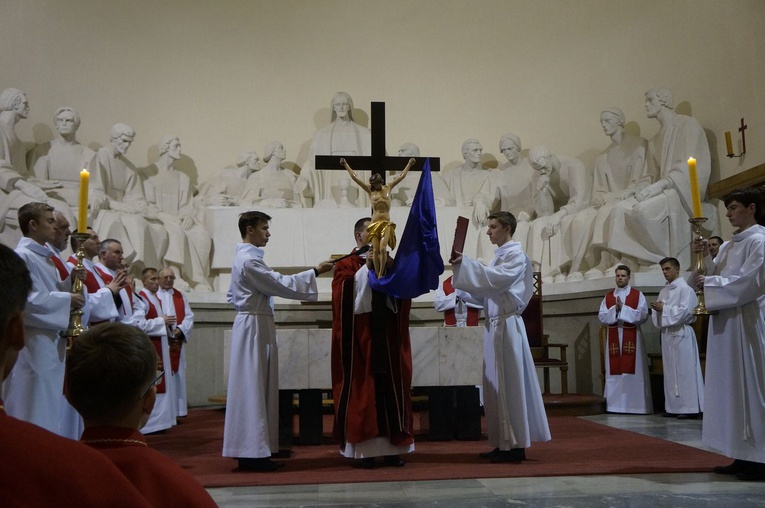 Liturgia Wielkiego Piątku w parafii NSPJ w Nowym Targu 