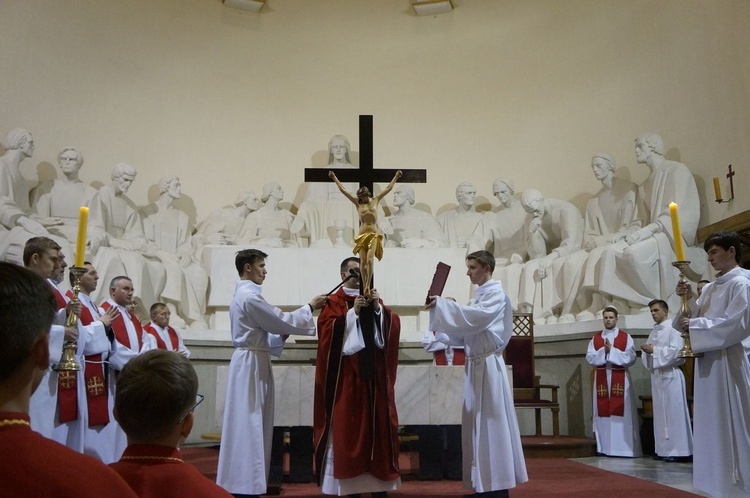 Liturgia Wielkiego Piątku w parafii NSPJ w Nowym Targu 