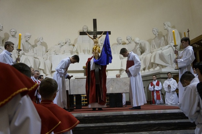 Liturgia Wielkiego Piątku w parafii NSPJ w Nowym Targu 