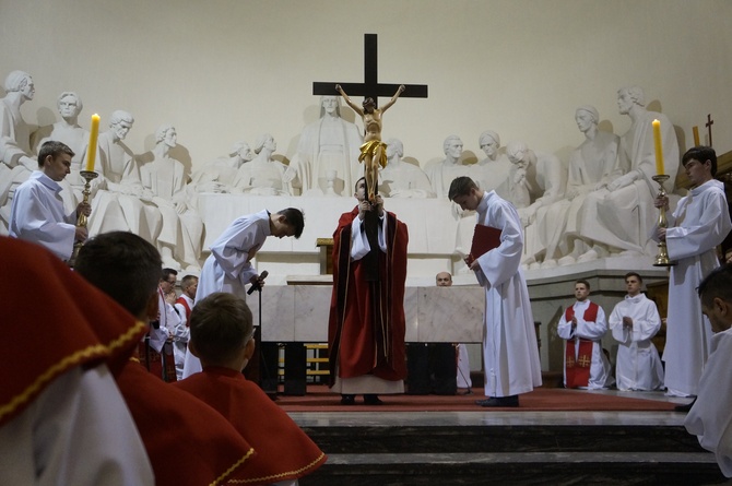 Liturgia Wielkiego Piątku w parafii NSPJ w Nowym Targu 