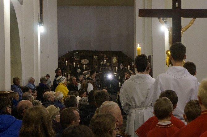 Liturgia Wielkiego Piątku w parafii NSPJ w Nowym Targu 