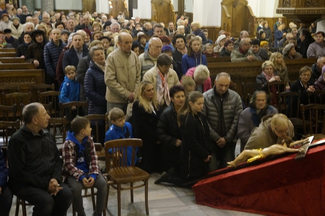 Liturgia Wielkiego Piątku w parafii NSPJ w Nowym Targu 