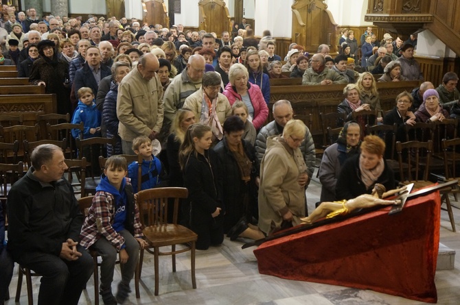 Liturgia Wielkiego Piątku w parafii NSPJ w Nowym Targu 