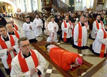 Liturgia Wielkiego Piątku rozpoczyna się w ciszy. Wierni klękają, a celebrans pada na twarz