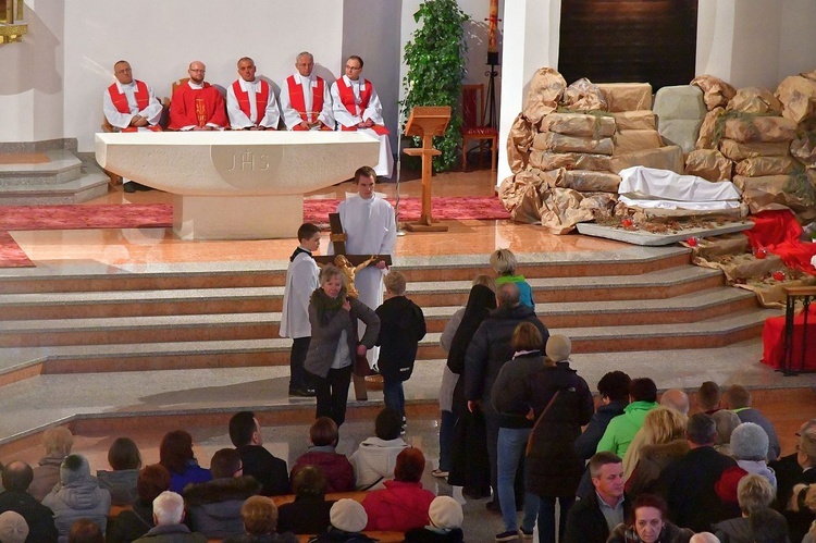 Liturgia Wielkiego Piątku w Zakopanem - parafia Świętego Krzyża.