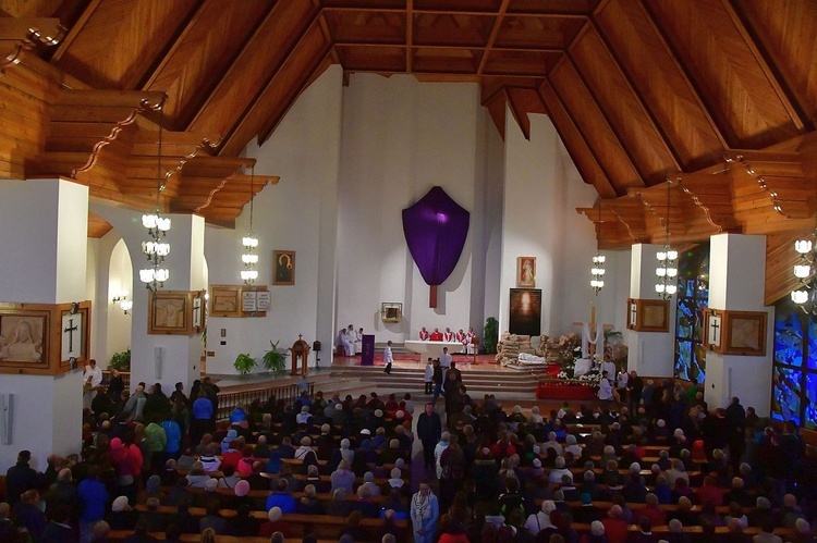 Liturgia Wielkiego Piątku w Zakopanem - parafia Świętego Krzyża.