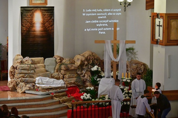 Liturgia Wielkiego Piątku w Zakopanem - parafia Świętego Krzyża.