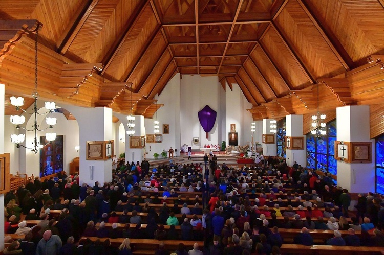 Liturgia Wielkiego Piątku w Zakopanem - parafia Świętego Krzyża.