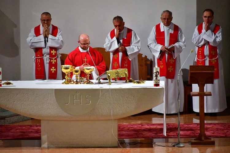 Liturgia Wielkiego Piątku w Zakopanem - parafia Świętego Krzyża.