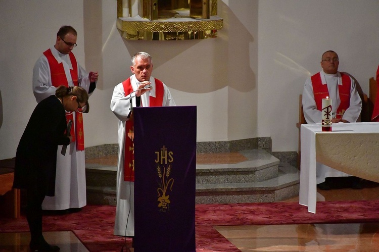 Liturgia Wielkiego Piątku w Zakopanem - parafia Świętego Krzyża.