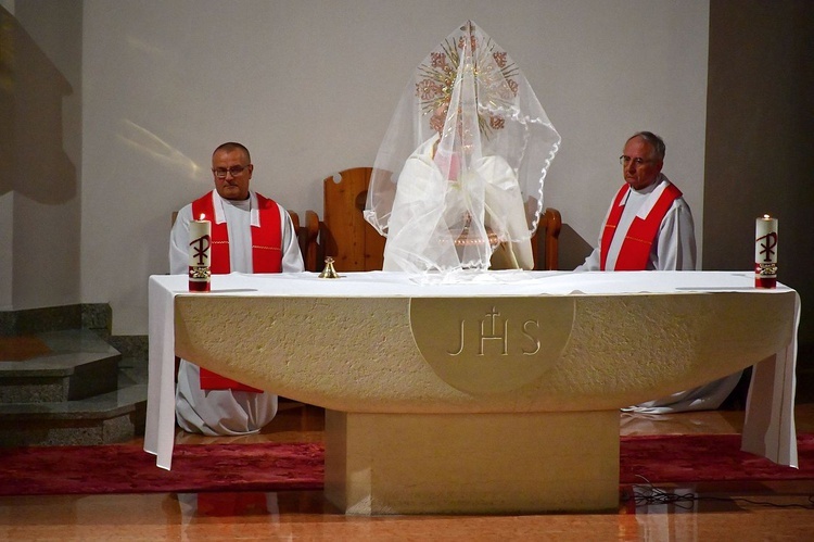 Liturgia Wielkiego Piątku w Zakopanem - parafia Świętego Krzyża.