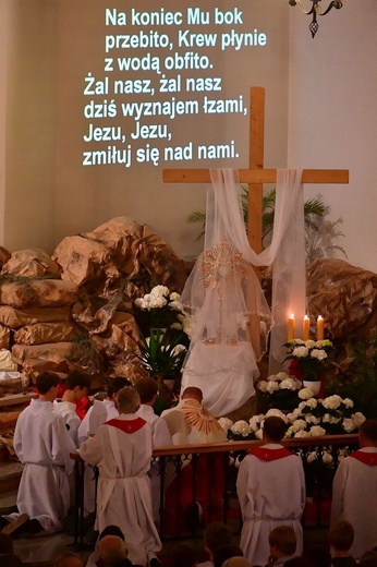 Liturgia Wielkiego Piątku w Zakopanem - parafia Świętego Krzyża.