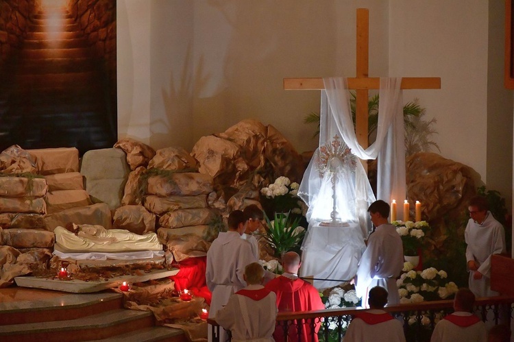 Liturgia Wielkiego Piątku w Zakopanem - parafia Świętego Krzyża.