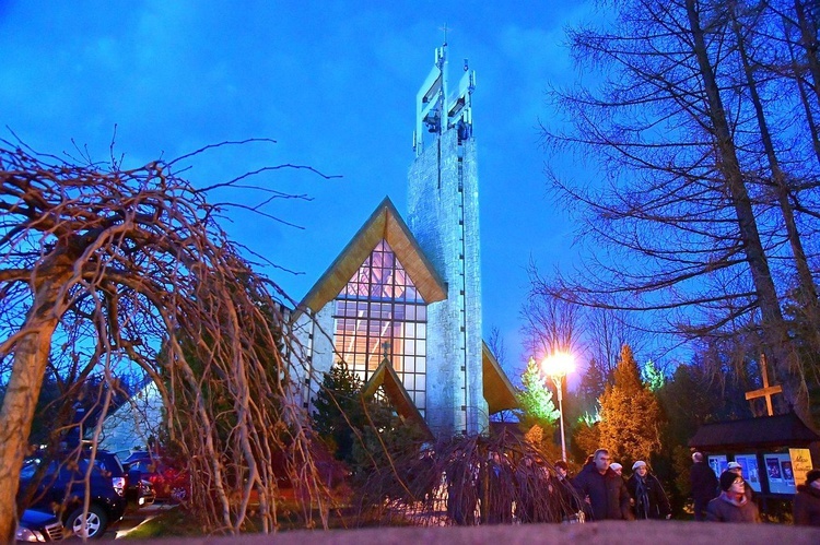 Liturgia Wielkiego Piątku w Zakopanem - parafia Świętego Krzyża.