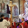 Odsłonięcie krzyża do adoracji podczas liturgii Wielkiego Piątku