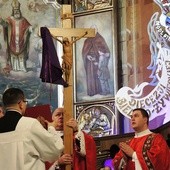 Odsłonięcie krzyża do adoracji podczas liturgii Wielkiego Piątku