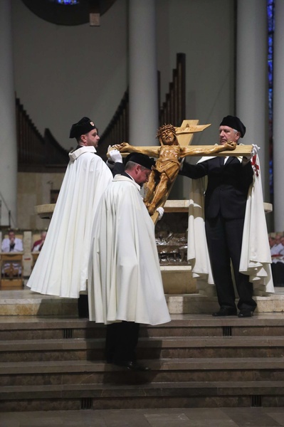 Liturgia Wielkiego Piątku w katowickiej katedrze