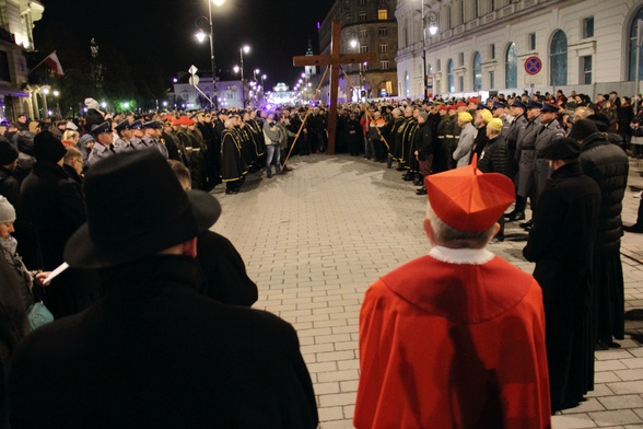 Kard. Nycz: Stańmy obok Cyrenejczyka, Weroniki i Matki Najświętszej