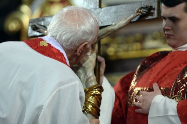 Wielki Piątek. Liturgia Męki Pańskiej w katedrze