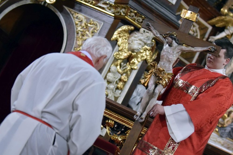 Wielki Piątek. Liturgia Męki Pańskiej w katedrze