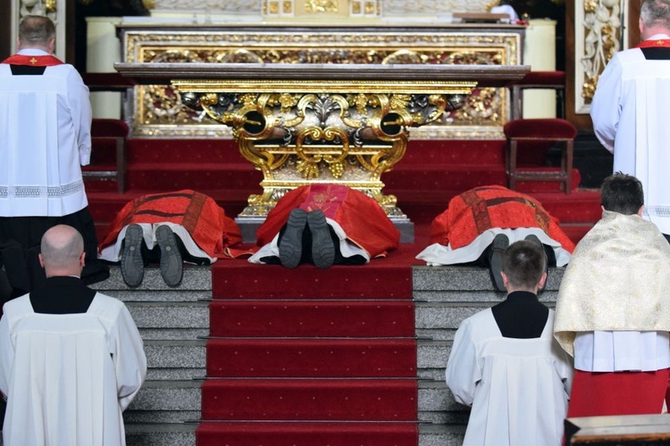 Wielki Piątek. Liturgia Męki Pańskiej w katedrze