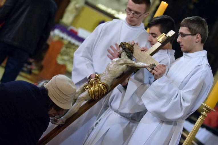 Wszyscy wierni w czasie liturgii mogli oddać cześć Ukrzyżowanemu