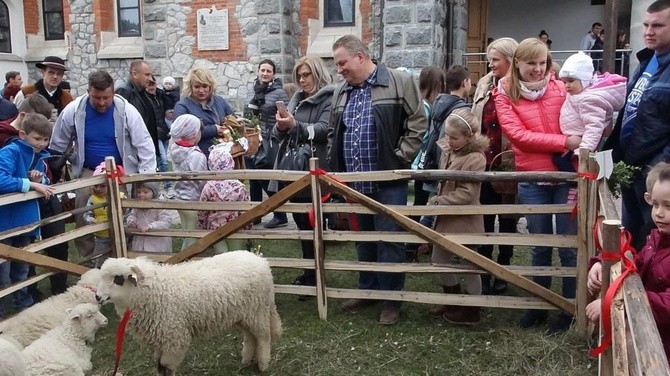 Święcenie pokarmów wspólnie z owieczkami 