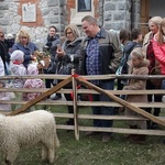 Święcenie pokarmów wspólnie z owieczkami 