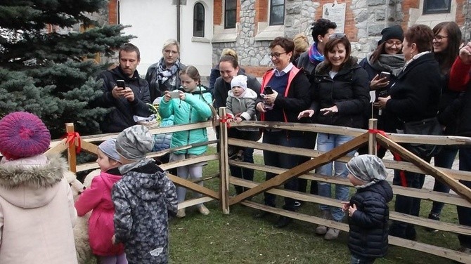 Święcenie pokarmów wspólnie z owieczkami 