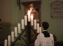 Śpiewanej modlitwie towarzyszyło 15 płonących - i gasnących stopniowo - świec...