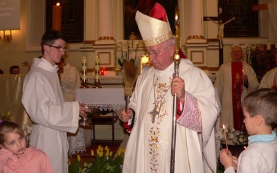 W tym roku bp Andrzej F. Dziuba w Wielką Sobotę modlił się w Skierniewicach