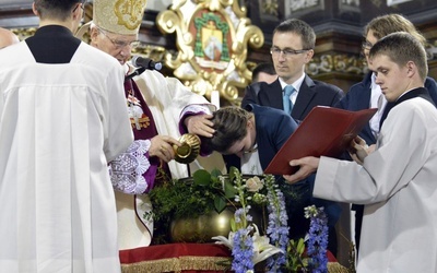 W czasie liturgii biskup udzielił chrztu osobie dorosłej.