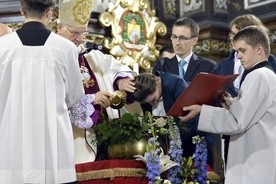 W czasie liturgii biskup udzielił chrztu osobie dorosłej.