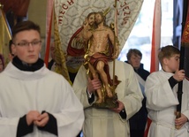 W procesji niesiono także figurę Zmartwychwstałego.