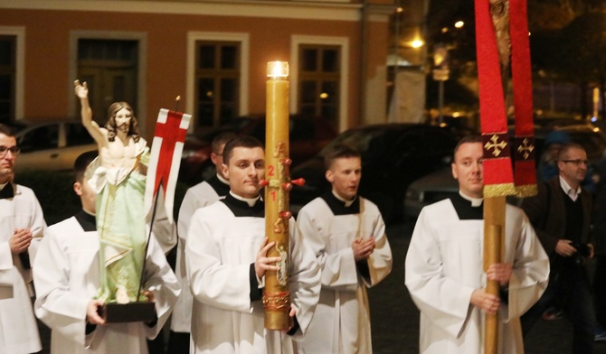 Na czele procesji rezurekcyjnej wokół katedry: figura Zmartwychwstałego, krzyż i paschał