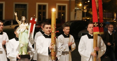 Na czele procesji rezurekcyjnej wokół katedry: figura Zmartwychwstałego, krzyż i paschał