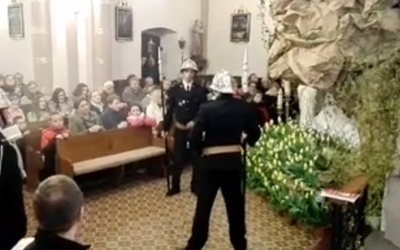 "...straż się grobu miesza..." A raczej: pada na twarz!