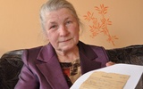 Pani Stanisława z Mszalnicy pokazuje akt zgonu ojca z Auschwitz 