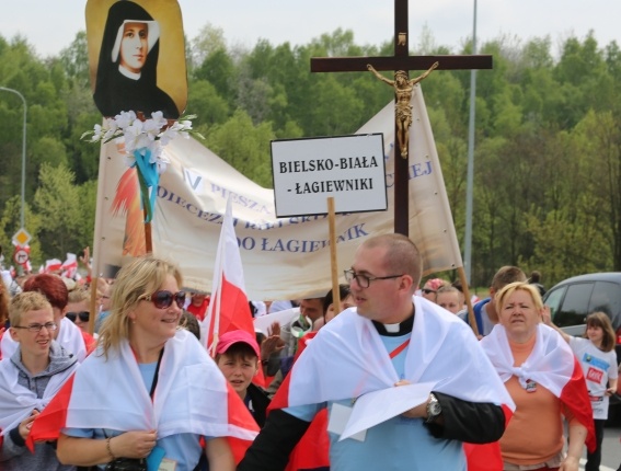 Czwarta pielgrzymka wkracza do Łagiewnik, 3 maja 2016 r.