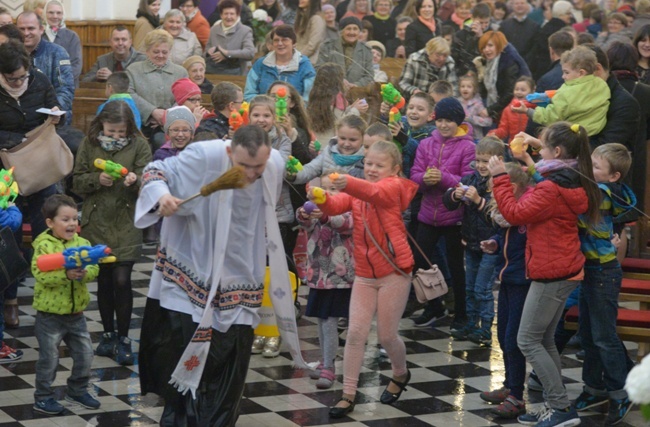 Dyngus w kolegiacie św. Bartłomieja w Opocznie