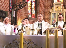 Mszy w gorzowskiej katedrze przewodniczył bp Tadeusz Lityński, a wśród koncelebransów był jubilat bp Adam Dyczkowski.