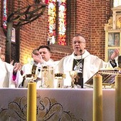 Mszy w gorzowskiej katedrze przewodniczył bp Tadeusz Lityński, a wśród koncelebransów był jubilat bp Adam Dyczkowski.