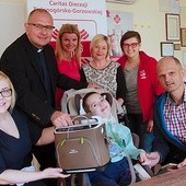 Anna i Krzysztof Krysiak z synem Kubą oraz pracownikami diecezjalnej Caritas i jej dyrektorem – ks. Stanisławem Podfigórnym. Więcej na FB: „Zdążyć z Pomocą – Jakub Krysiak 9008”.