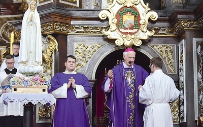 Przy wystawionej figurze Matki Bożej Fatimskiej zgromadzili się kapłani, seminarzyści i wierni parafii katedralnej.