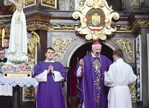 Przy wystawionej figurze Matki Bożej Fatimskiej zgromadzili się kapłani, seminarzyści i wierni parafii katedralnej.