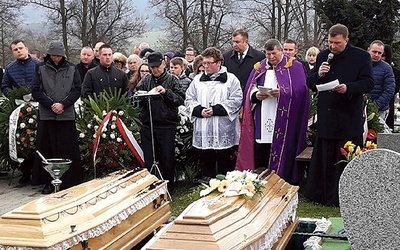 Uroczystości pogrzebowe Tomasza i Marcina Darłaków w Wilkanowie. Pogrzeby kolejnych ofiar zaplanowano na 19 kwietnia na 12.00 w kościele parafialnym pw. Świętych Apostołów Piotra i Pawła w Świebodzicach.