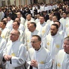 Księża w jedności ze swoim biskupem sprawowali świętą liturgię.