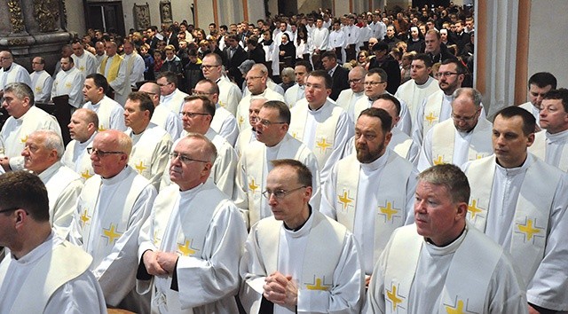 Księża w jedności ze swoim biskupem sprawowali świętą liturgię.