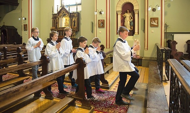 Ministranci służą w kaplicy Sióstr Urszulanek Unii Rzymskiej w Krakowie
